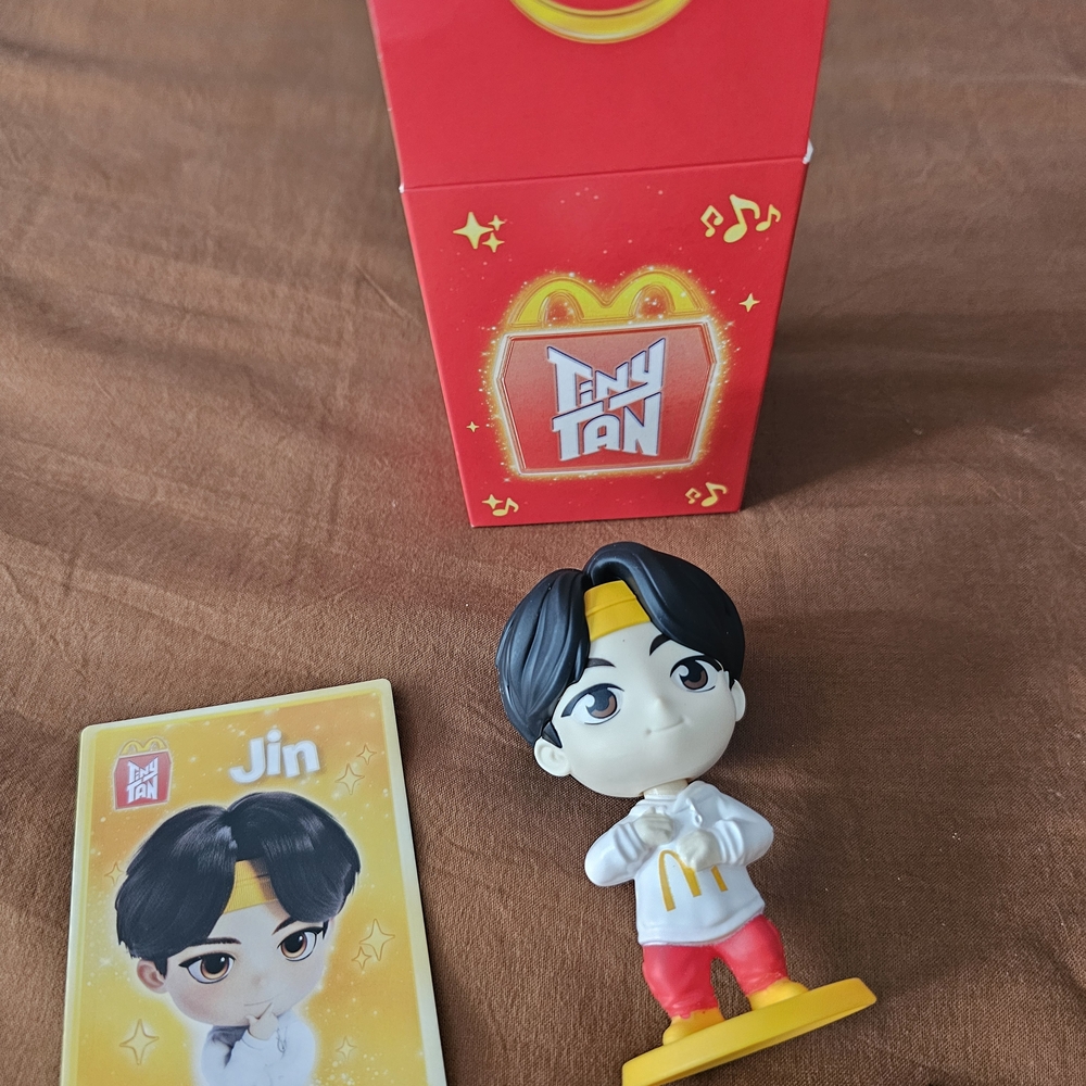 Jin Figure - Red and White